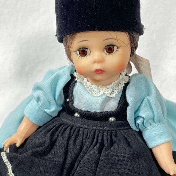 Madame Alexander bent knee restrung 8" Rumania/Romania doll with stand. - Picture 3 of 6